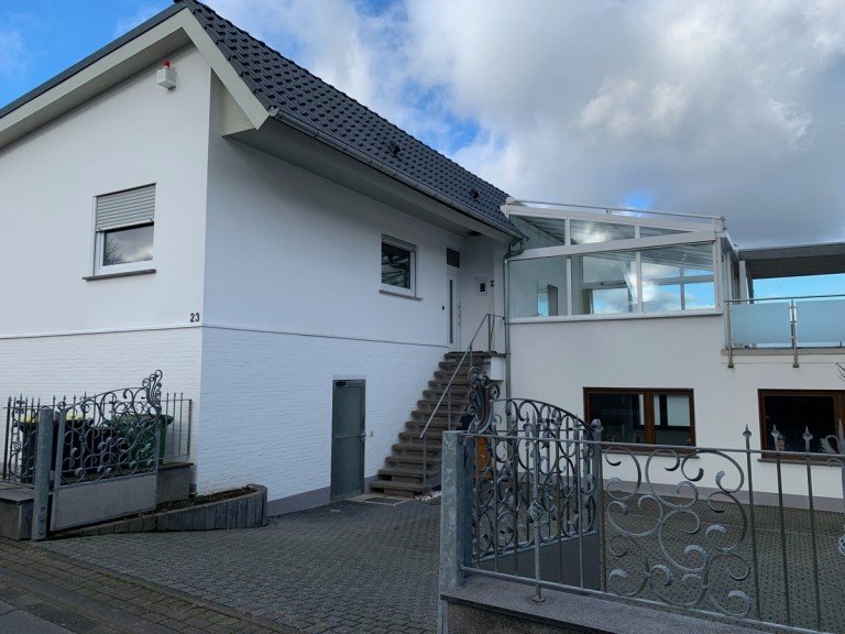 . K�nigswinter / Ittenbach Etagenwohnung K�NIGSWINTER ITTENBACH, tolle Zimmer-Wohnung mit ca. 145 m� WNfl. und Dachterrasse, EBK, 2 Stellpl.