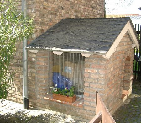 Hundeh�tte im Innenhof B�rohaus Bornheim