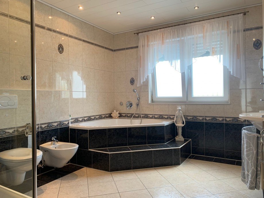 Ansicht Badezimmer im OG mit Wanne und Dusche Doppelhaush�lfte Sankt Augustin