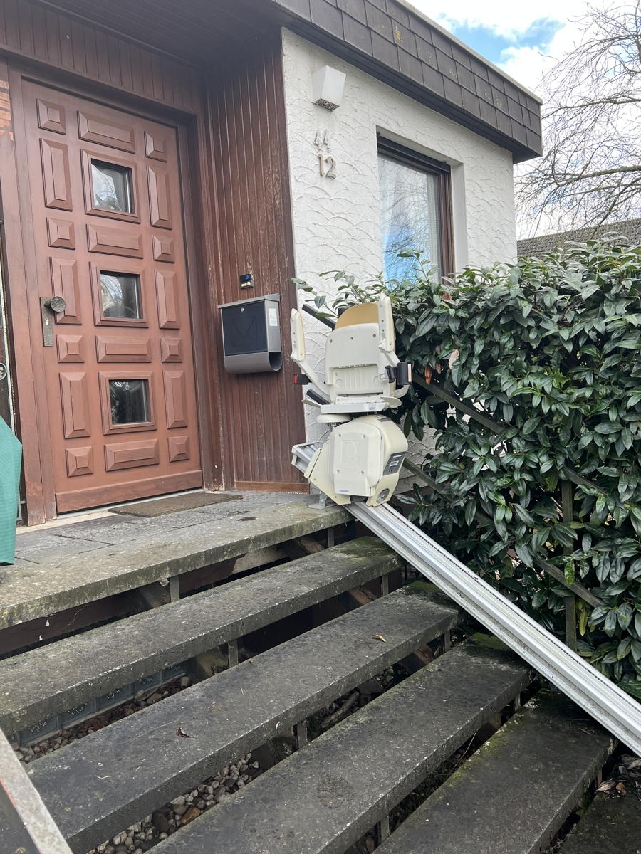 Hauseingang mit Treppenlift Bungalow Sankt Augustin