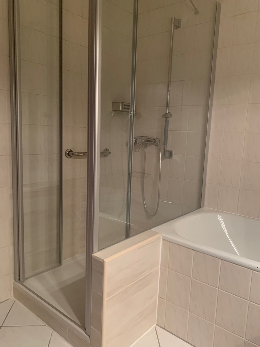 Badezimmer I OG mit Dusche, Wanne und WC Reihenhaus Sankt Augustin