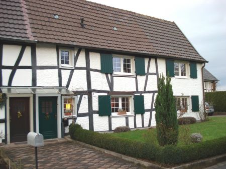 Aussenansicht 1 Hennef - Stadt Blankenberg Einfamilienhaus HENNEF-Stadt Blankenberg, gem�tlich saniertes Fachwerkhaus,ca. 126 m� Wfl., Innenhof ,Garten