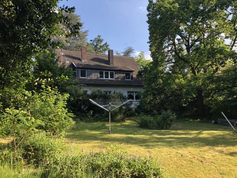 R�ckansicht mit Garten Sankt Augustin - Niederberg Einfamilienhaus SANKT AUGUSTIN-NIEDERBERG, freist. 1-2 FamH mit 8 Zimmer, ca. 240 m� Wfl. + Keller, 1.711 m� GrSt.