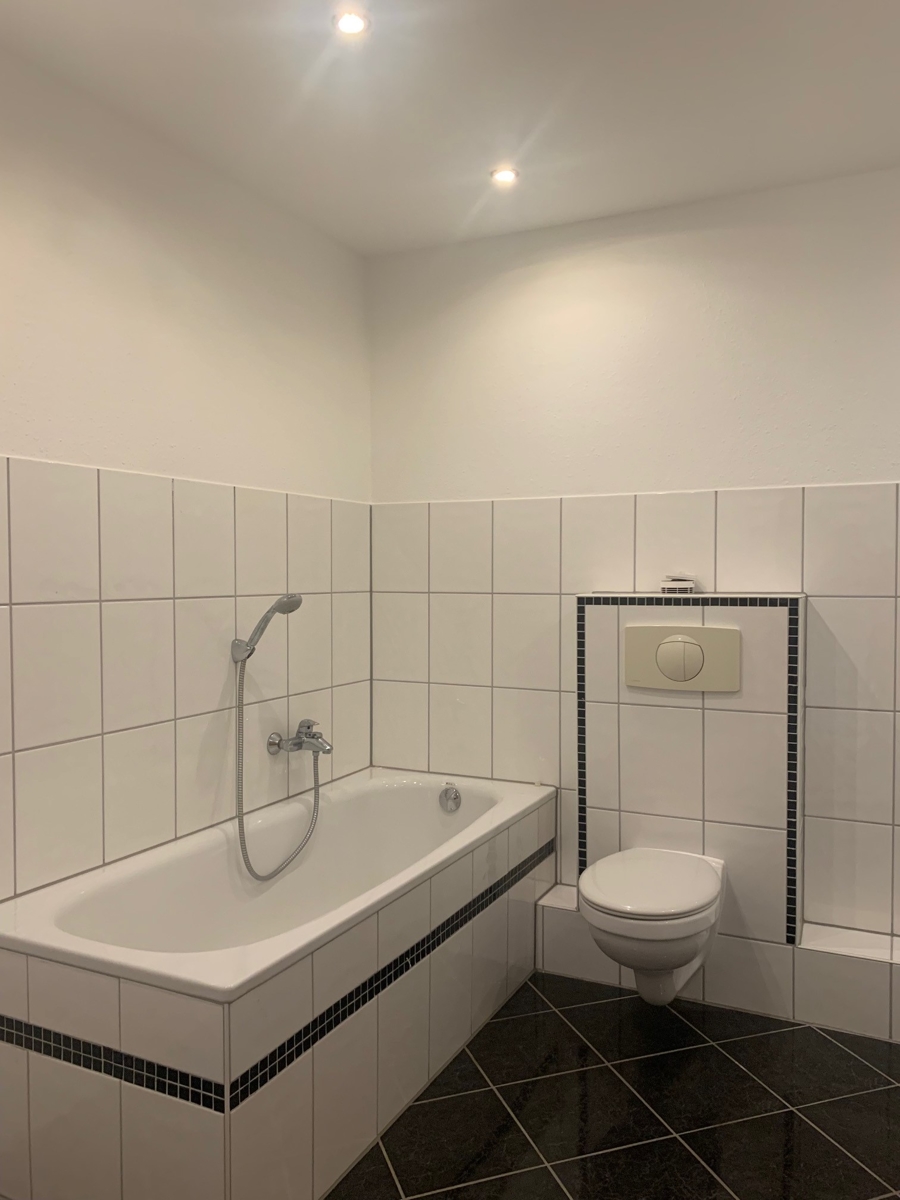Bad mit Wanne und Dusche im I. OG Reihenhaus Hennef