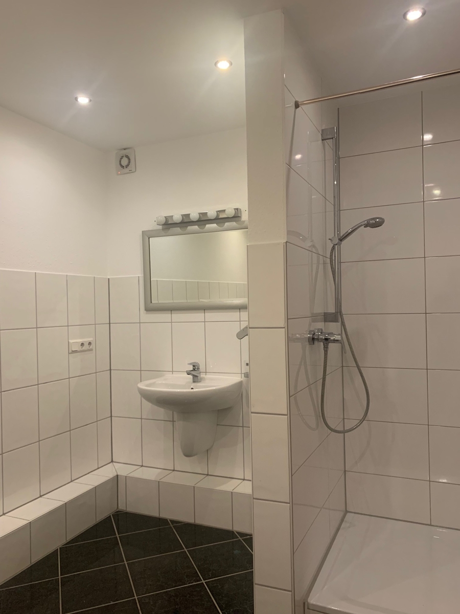 Bad mit Wanne und Dusche im I. OG Reihenhaus Hennef