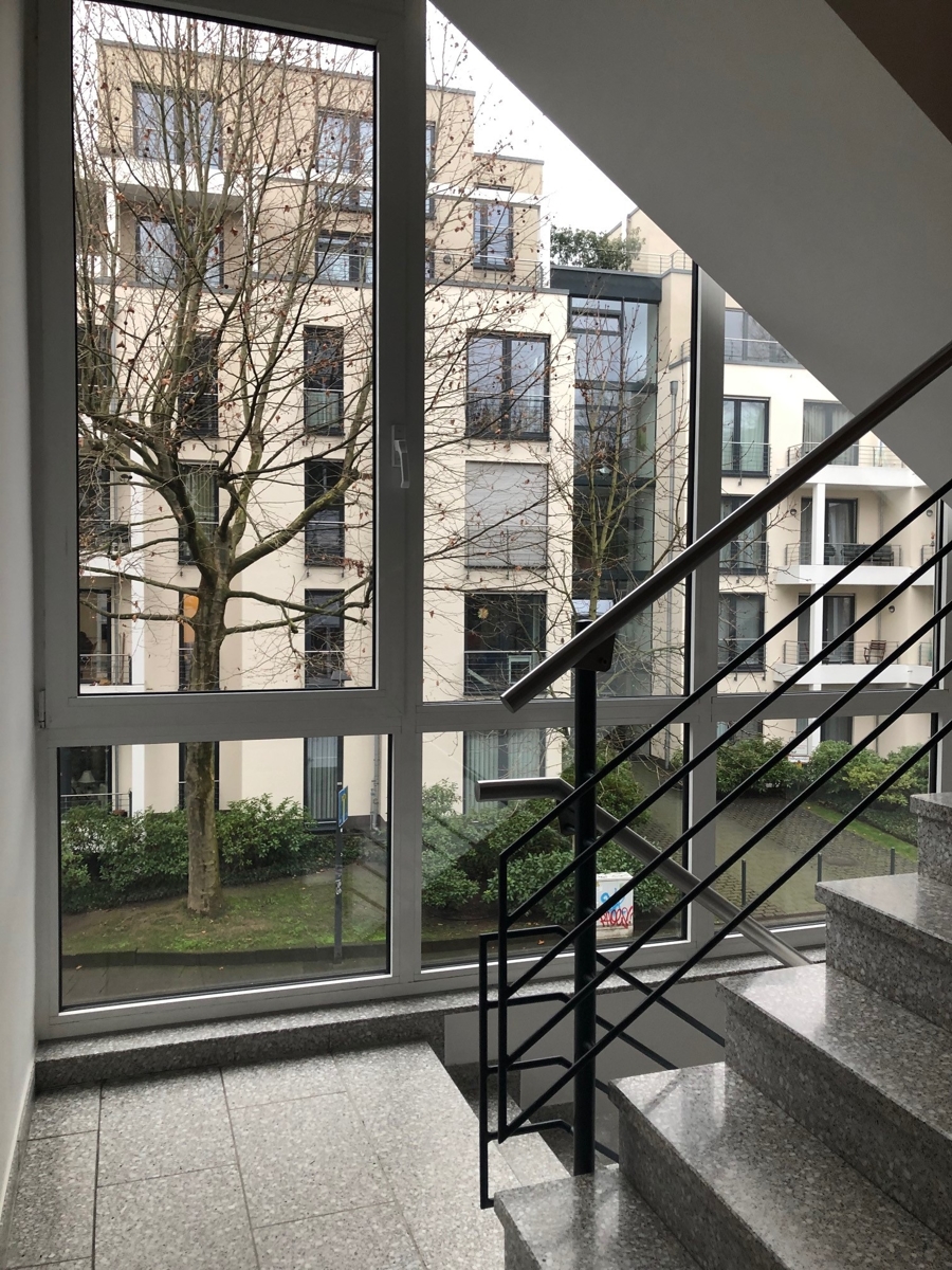 Treppenhaus mit Blick Etagenwohnung Siegburg
