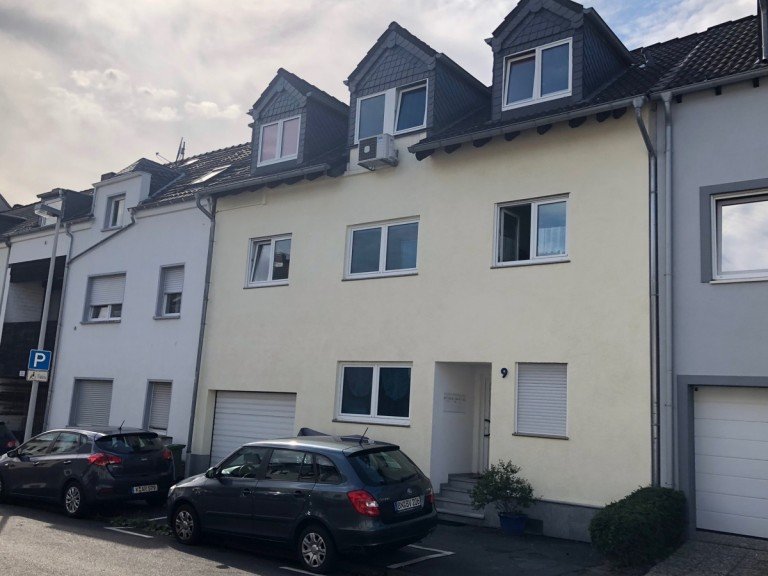 Hausansicht Bonn Etagenwohnung BONN, helle, gro�z�ge 2 Zimmer-Wohnung, 100 m� Wfl., K�che, Diele, Bad-WC, GWC, Dachterrasse, Keller
