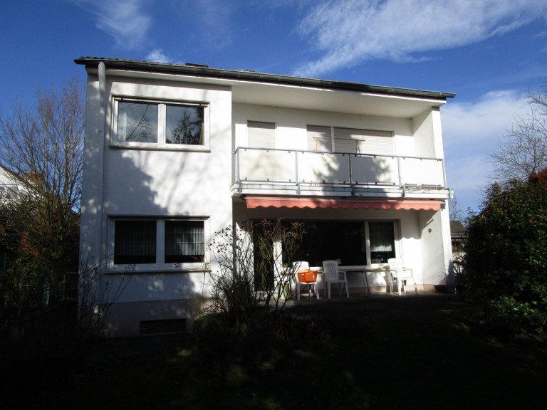 R�ckansicht mit Sonnenterrasse Sankt Augustin Einfamilienhaus SANKT AUGUSTIN, zentrale Lage, freist. Einfam.Haus, 4-5 Zi. ca. 130 m� Wfl., Vollkeller, 485 m� GrSt.