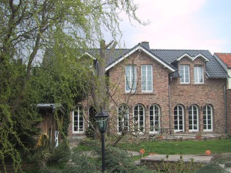 Hausansicht vom Garten B�rohaus Bornheim