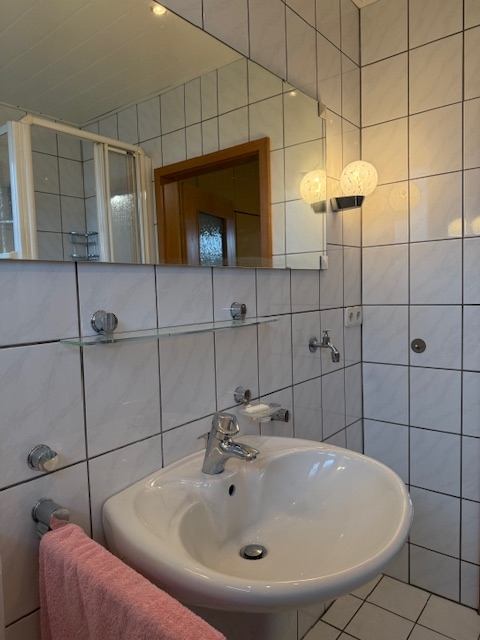Bad mit Wanne und Dusche Etagenwohnung Sankt Augustin