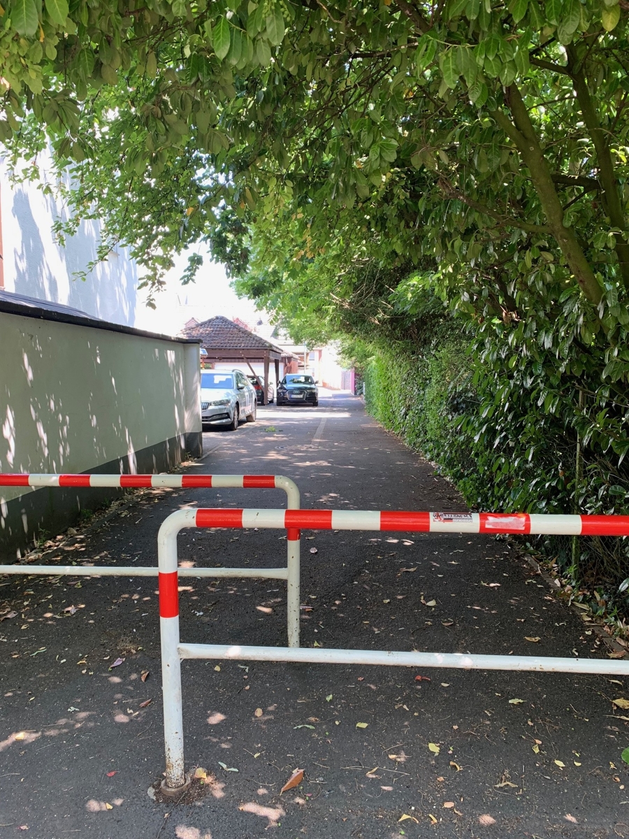 Weg zum Spielplatz und Fahrradweg Doppelhaush�lfte Niederkassel