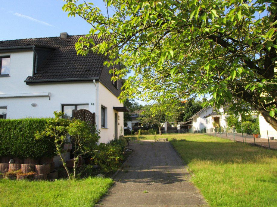 Weg zum Haus Doppelhaush�lfte Siegburg