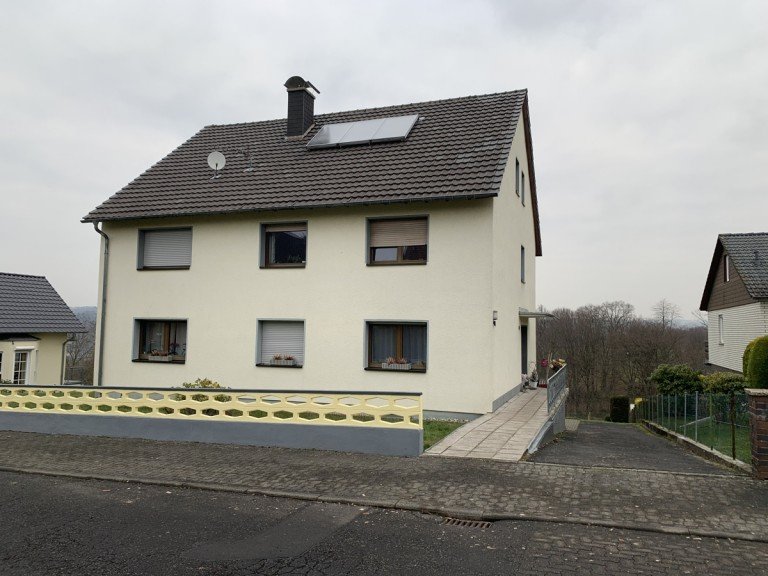 Vorderansicht Eitorf - Eitorf Zentrum Etagenwohnung EITORF, in top Lage, tolle 3-4 Zimmer-Wohnung im 2-Familienhaus ca. 95 m� Wfl. mit Balkon und Garage