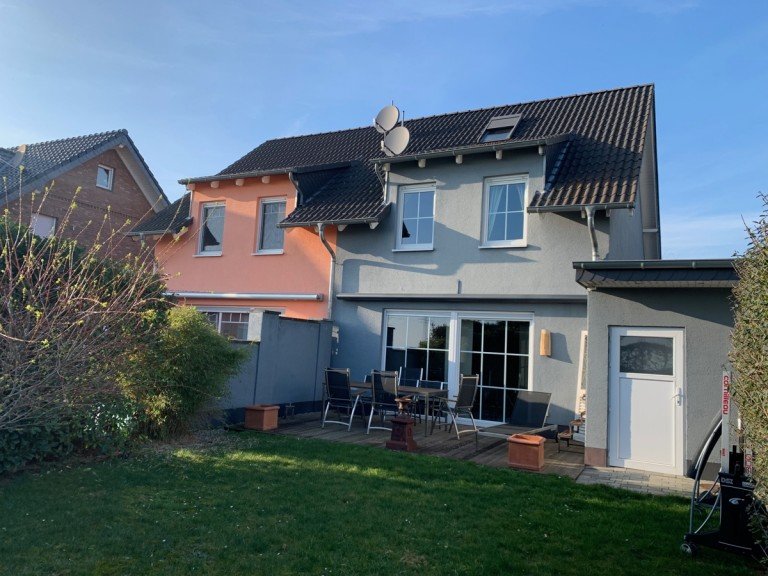 R�ckansicht mit Terrasse und Garten Niederkassel Doppelhaush�lfte NIEDERKASSEL sch�ne DHH, Bj. 2003, 5 Zimmer, K�che, Diele, Bad, Vollkeller, ca. 172 m� WNfl. Garten