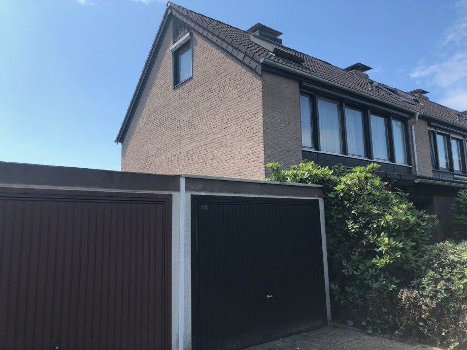 Haus mit Garage neben dem Haus Reiheneckhaus Sankt Augustin