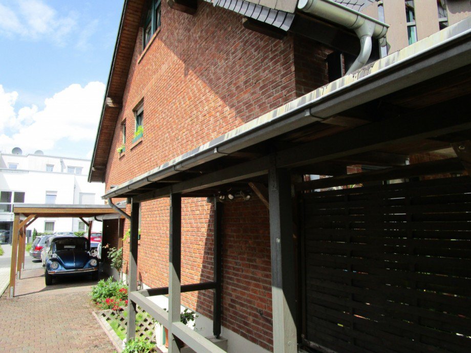 Seitenansicht mit Carport und Aussentre�ppe Doppelhaush�lfte Sankt Augustin