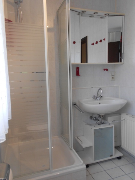 Bad mit Dusche und Wanne Reihenmittelhaus Sankt Augustin