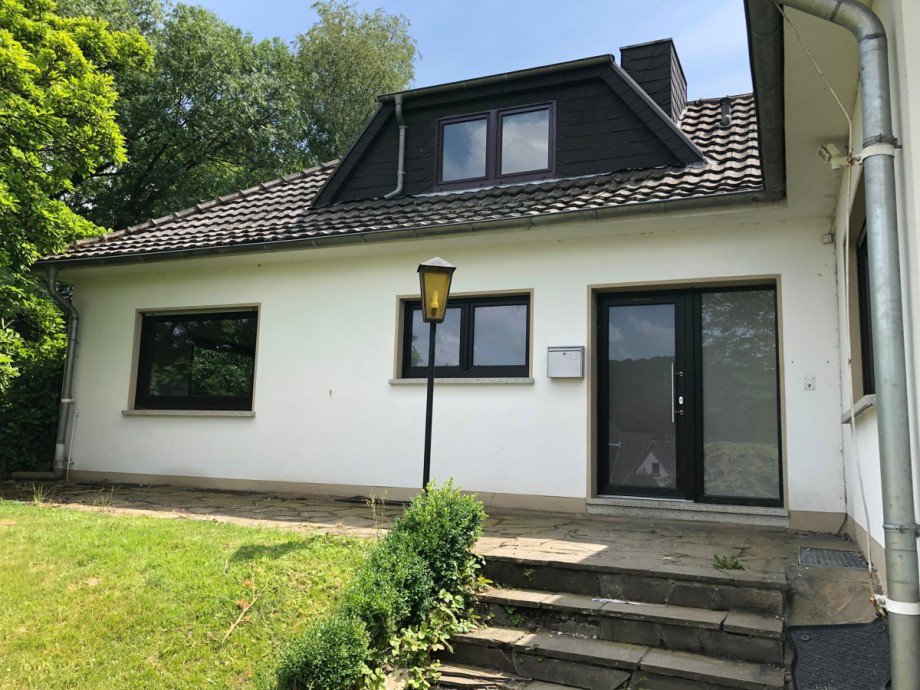 Hausansicht mit Eingangsbereich Einfamilienhaus Eitorf