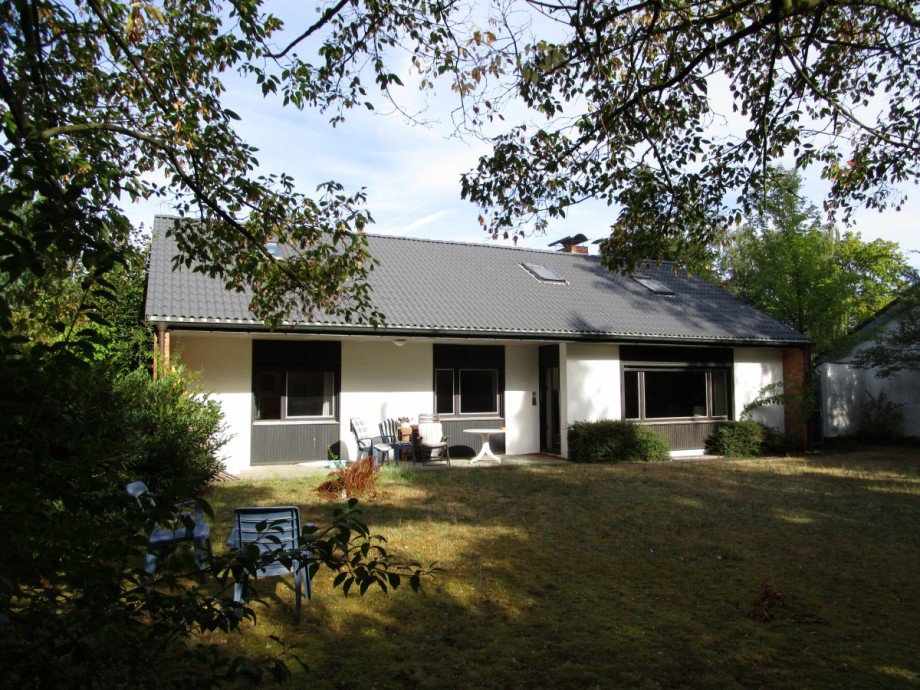 R�ckansicht mit Garten und Terrasse Einfamilienhaus Sankt Augustin