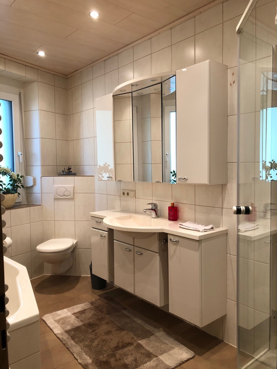 Badezimmer mit Wanne und Dusche Einfamilienhaus Bonn / Endenich