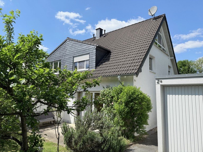 Au�ensicht Sankt Augustin - Niederberg Doppelhaush�lfte SANKT AUGUSTIN HANGELAR-NIEDERBERG Top-Lage ! DHH, 5 Zi. ca. 130 m� Wfl., Garten, Garage, Keller