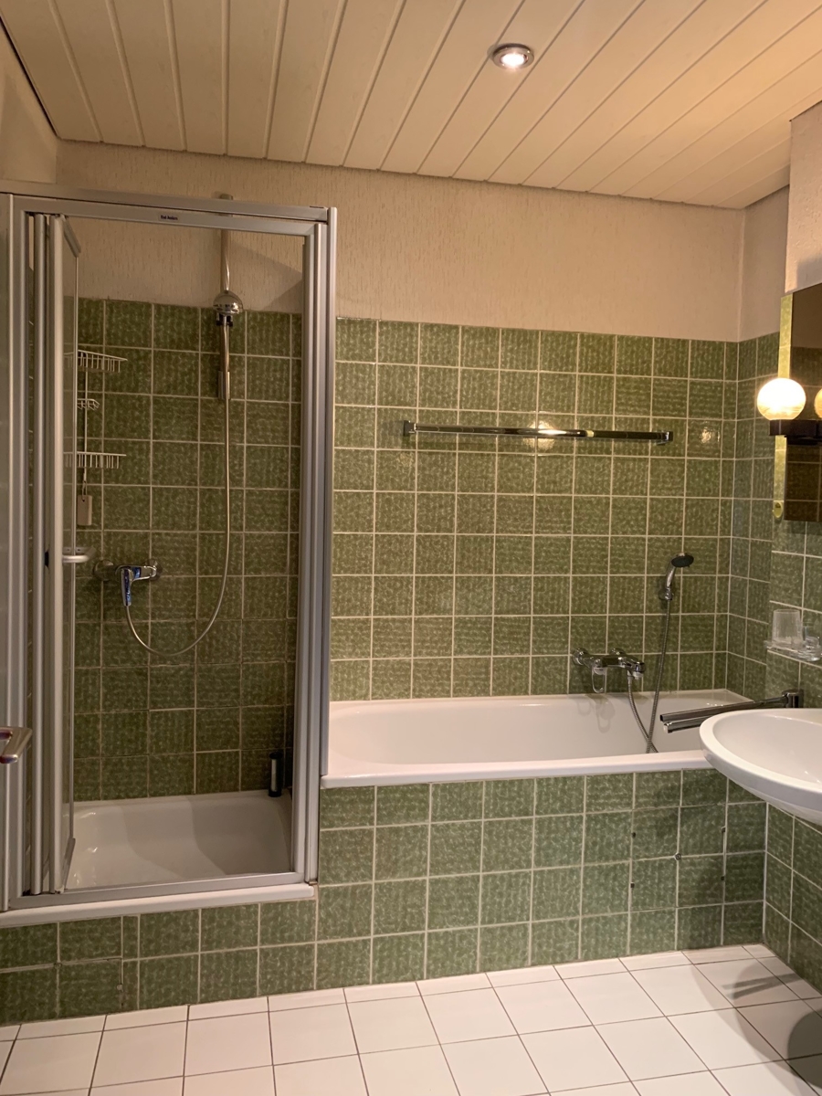 Badezimmer mit Wanne und Dusche Reihenendhaus Sankt Augustin
