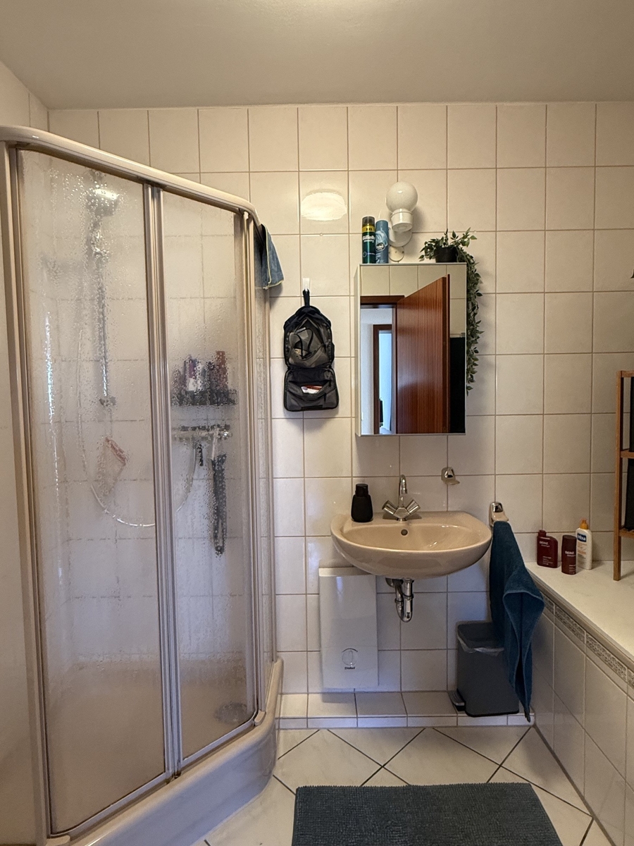 Badezimmer mit Wanne und Dusche Etagenwohnung Sankt Augustin