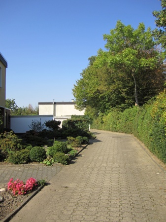 Weg zu den Garagen Reihenhaus Sankt Augustin