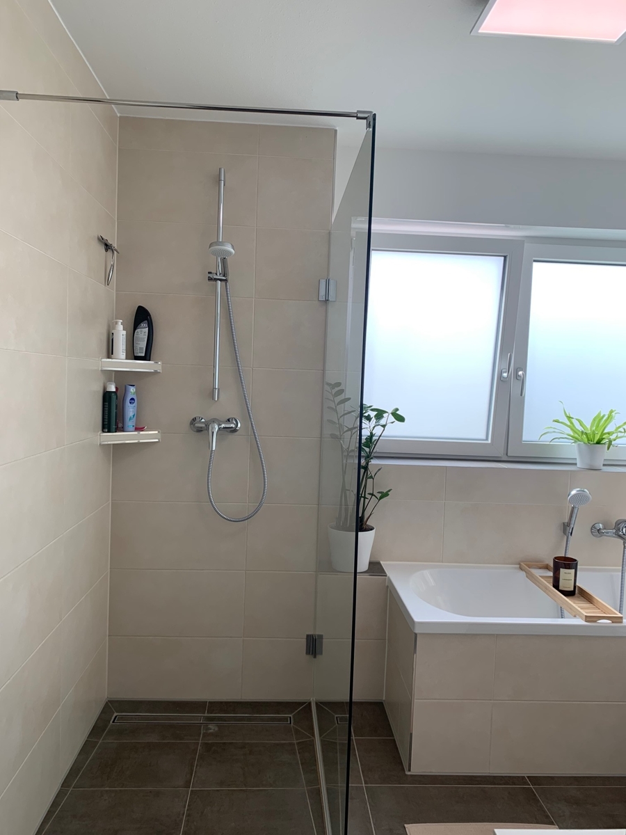 Bad im 1. OG mit Dusche und Wanne Reihenendhaus Niederkassel