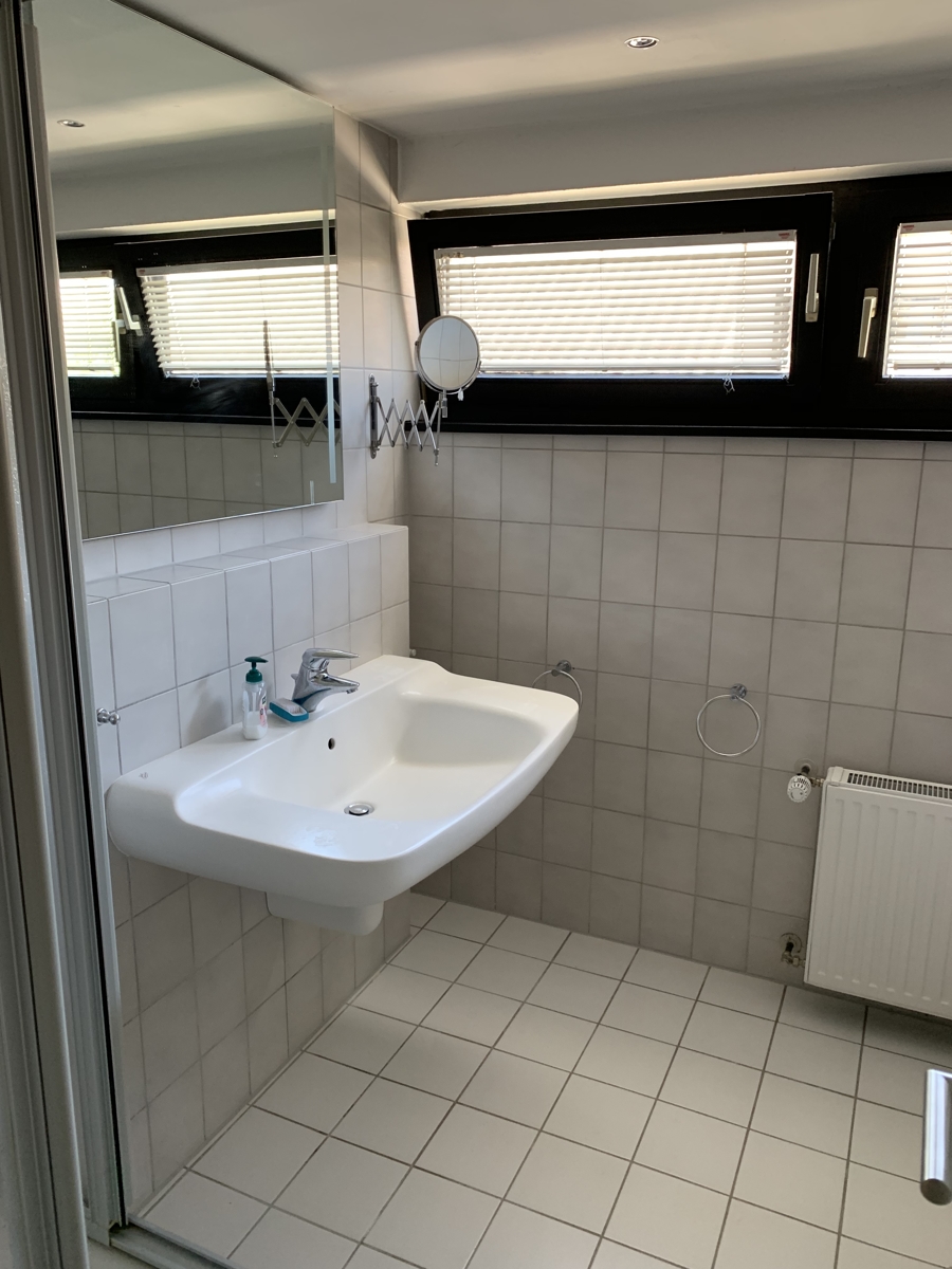 Ansicht Bad mit Dusche Doppelhaush�lfte Sankt Augustin