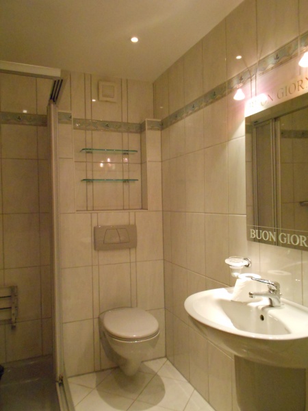 Bad mit Duschkabine im UG Doppelhaush�lfte Ruppichteroth