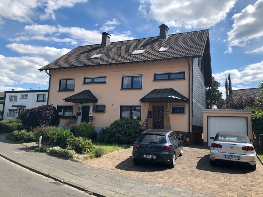 Hausansicht mit Garage und Stellpl�tzen Doppelhaush�lfte Sankt Augustin