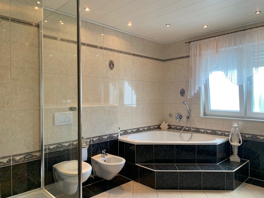 Ansicht Badezimmer im OG mit Wanne und Dusche Doppelhaush�lfte Sankt Augustin