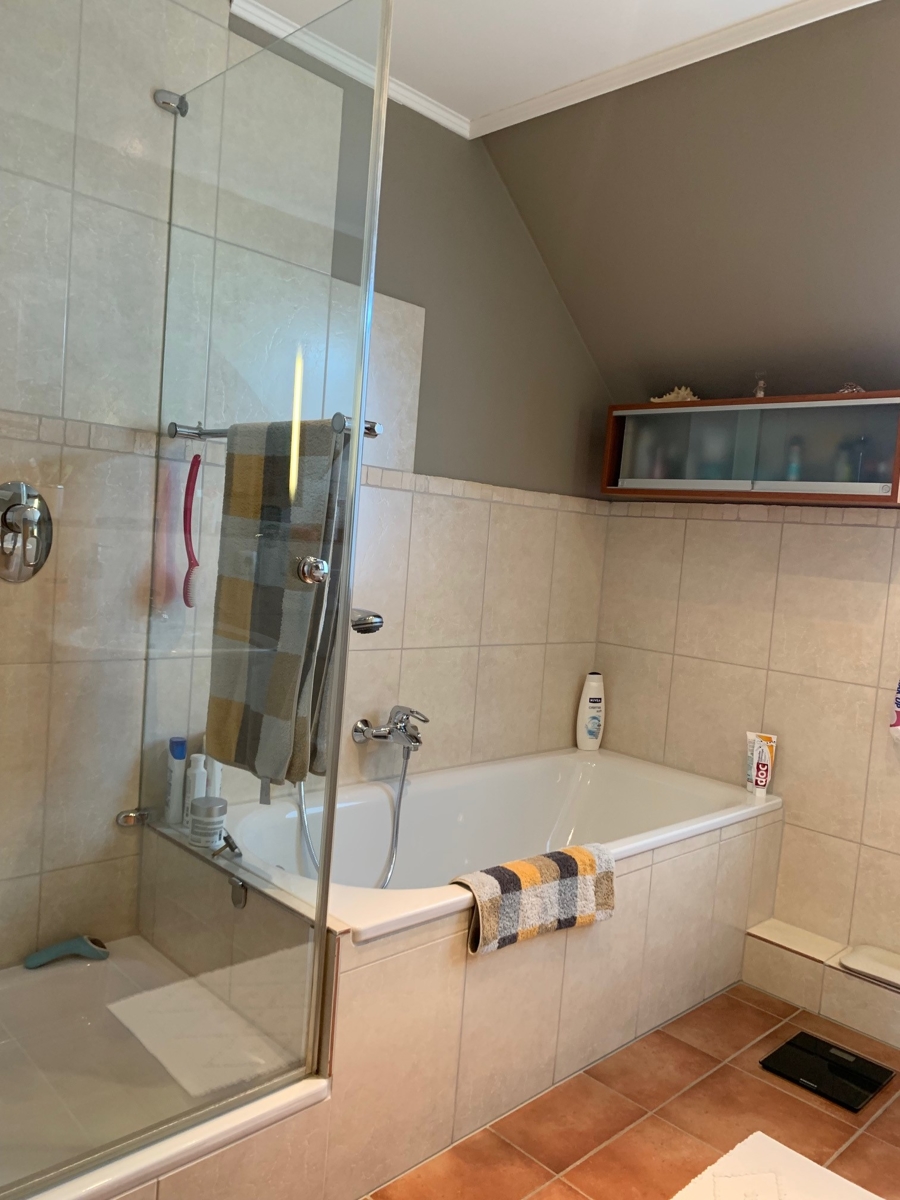 Badezimmer mit Wanne und Dusche Doppelhaush�lfte Niederkassel
