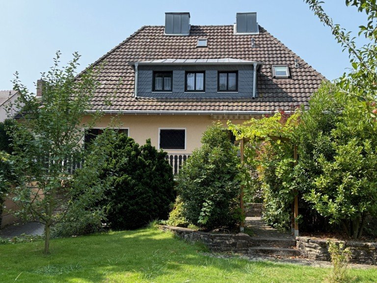 R�ckansicht Bonn Einfamilienhaus BONN OBERKASSEL freist. Einfam. Haus mit ca. 200 m� Wfl., 841 m� GrSt. Keller, Garage, Baugrundst�ck