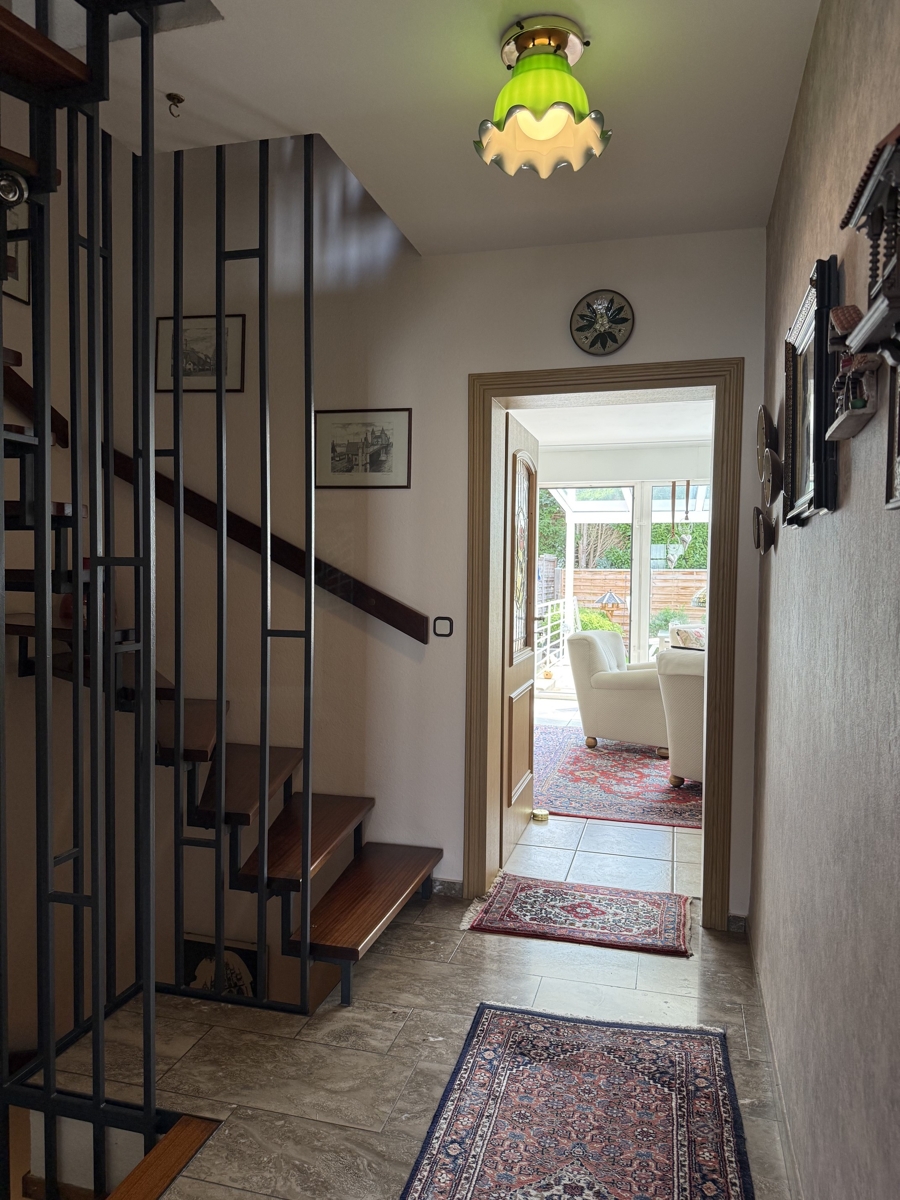 Flur mit Zugang zum Wohn-Esszimmer Reihenhaus Sankt Augustin