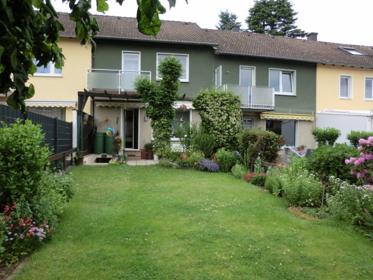 R�ckansicht des Hauses Sankt Augustin Reihenhaus SANKT AUGUSTIN, gepflegtes Reihenhaus, ca.115 m� WNfl + Keller, Terrasse + Garten, Balkon, 2 Garagen