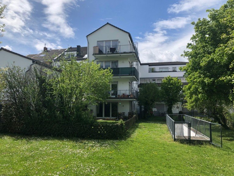 Gartenansicht Bonn Beuel Etagenwohnung BONN BEUEL, N�he Rhein, Top 3 Zimmer-Wohnung, ca. 78 m� Wfl. Bad, GWC, TG-Stellplatz, Gartenmitben.