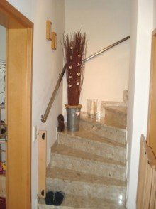 Treppe zum OG Neunkirchen-Seelscheid, Niedrigenergie DHH,96 m�, 3 Zi., Garten,Terrasse, Balkone, ruhige zentr.Lage