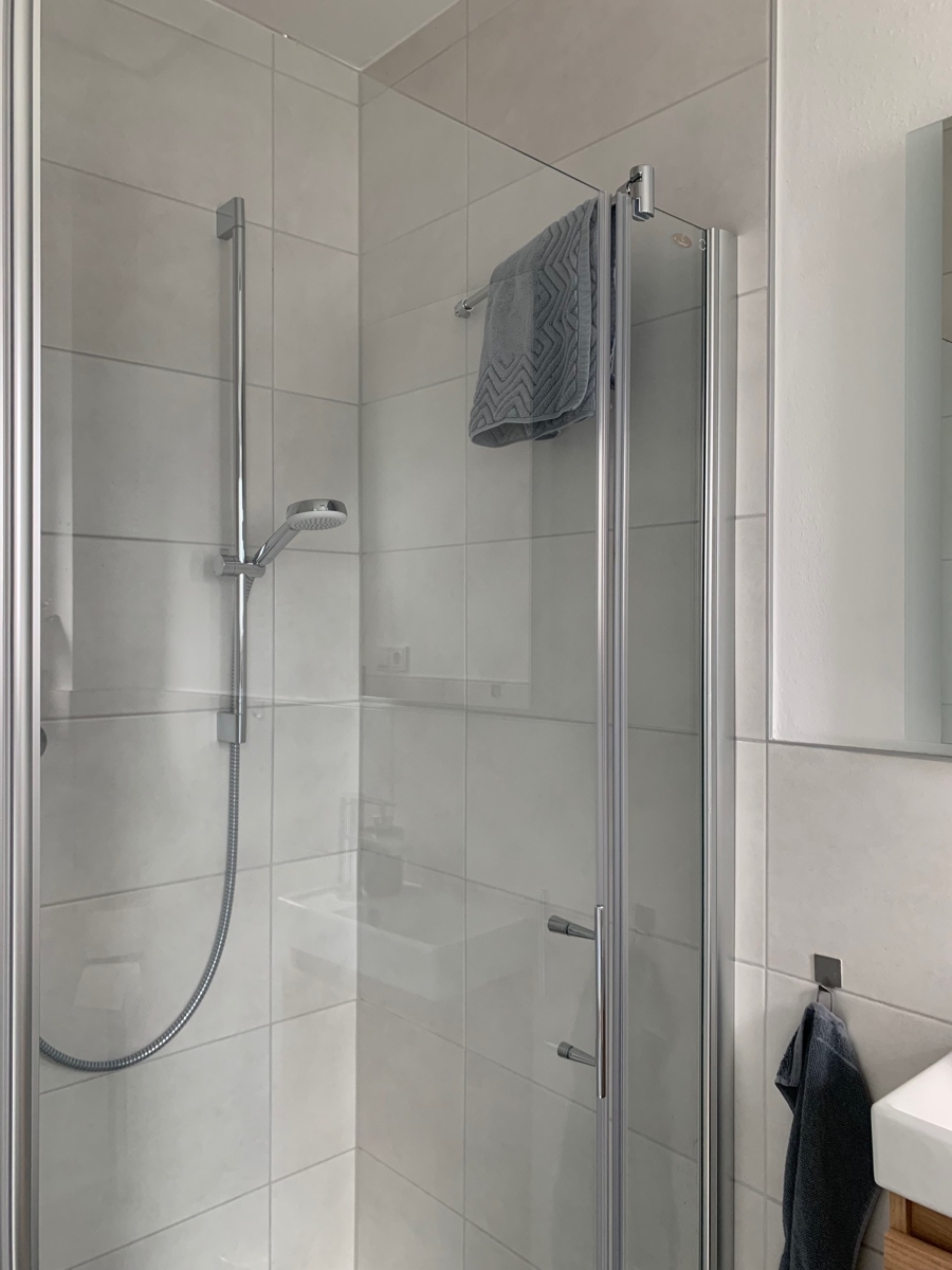 Ansicht Dusche-WC im EG Reihenendhaus Niederkassel