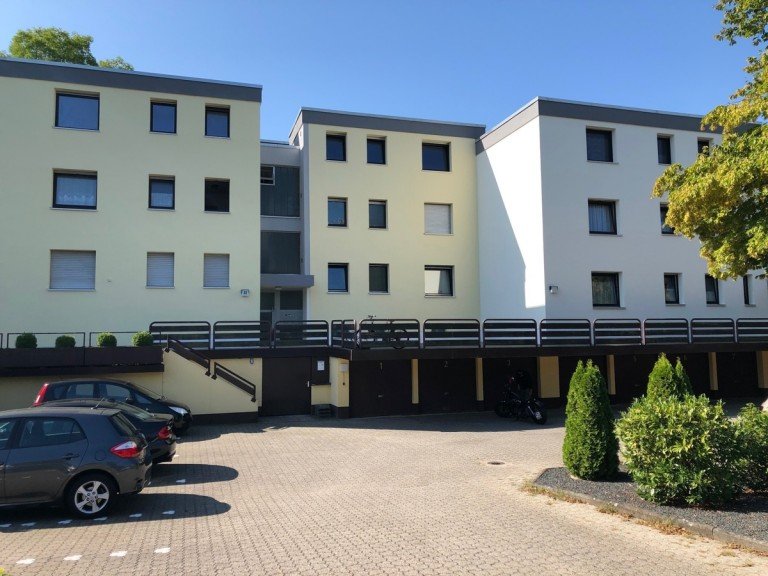 Au�enansicht mit Garage Sankt Augustin Erdgeschosswohnung SANKT AUGUSTIN NIEDERBEG, helle 3-Zi ETW ca. 88 m� Wfl. K�., Diele, Bad, GWC, Balkon, Keller, Garage