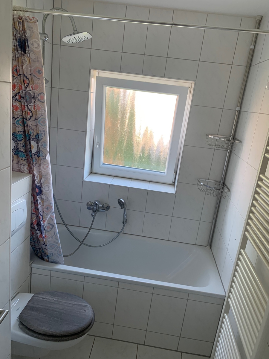 Ansicht Badezimmer mit Wanne und WC Etagenwohnung Siegburg