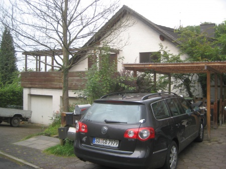 Hausansicht mit Garagen Dachgeschosswohnung K�nigswinter