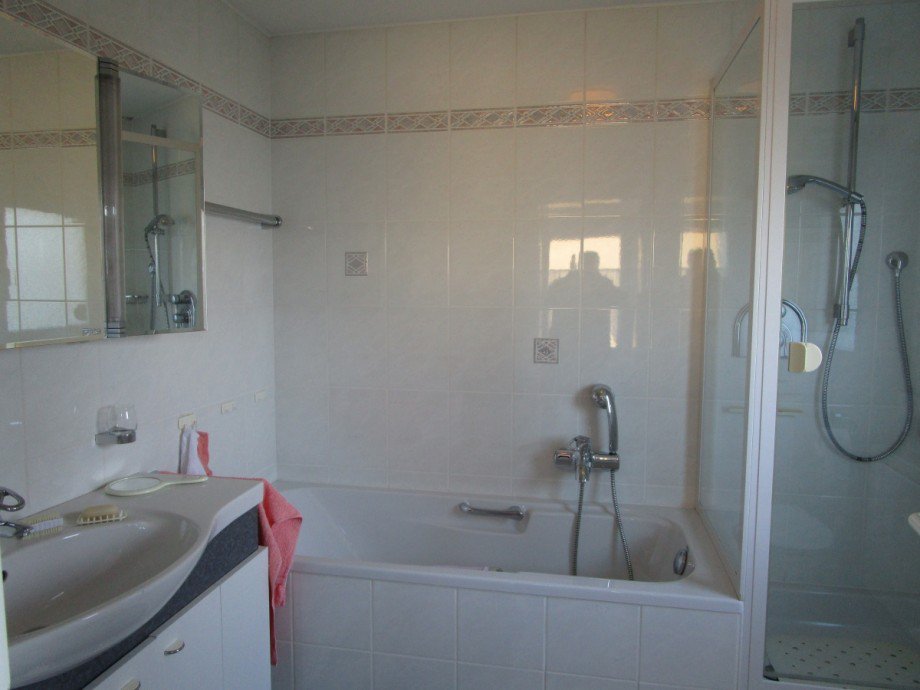 Bad mit Dusche, Wanne und WC im OG Haus Sankt Augustin