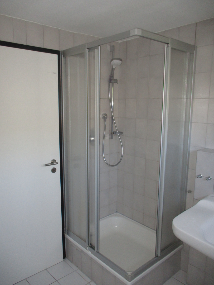 Ansicht Bad mit Dusche Doppelhaush�lfte Sankt Augustin