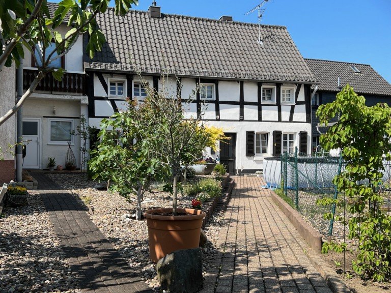 Hausansicht Sankt Augustin Doppelhaush�lfte SANKT AUGUSTIN, tolles saniertes Fachwerkhaus mit 3-4 Zimmer, ca. 80 m� Wfl. und ca. 360 m� S�d-GrSt