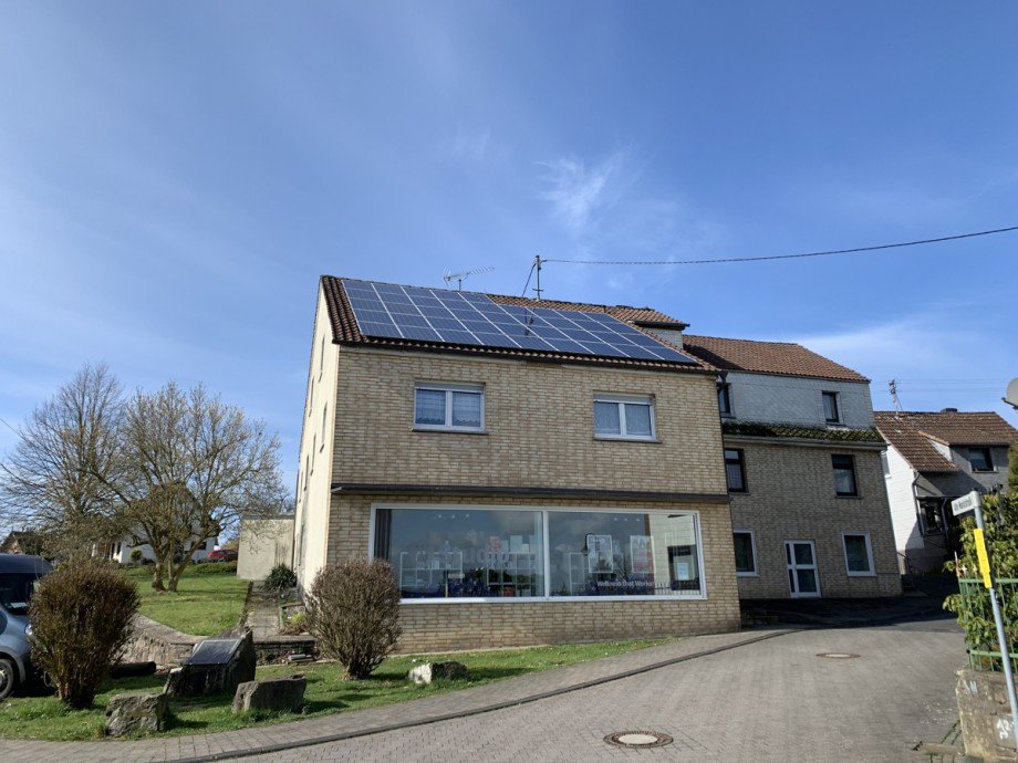 Vorderansicht Mehrfamilienhaus mit Gewerbe Gemischt-Grundst�ck Windeck