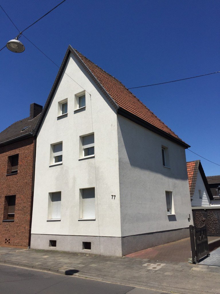 Vorderansicht Sankt Augustin - Menden Doppelhaush�lfte SANKT AUGUSTIN - Menden, einseitig angebautes Einfamilienhaus, ca. 120 m� Wfl, ca. 200 m� GrSt.