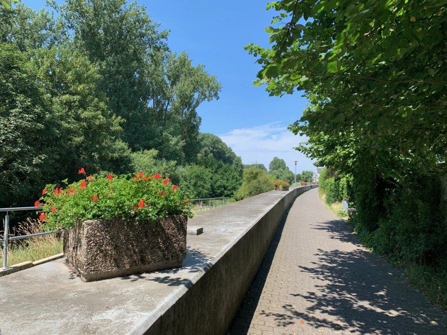 Weg zum Spielplatz und Fahrradweg Doppelhaush�lfte Niederkassel