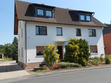 Stra�enansicht mit 2 DHH Mehrfamilienhaus Lohmar
